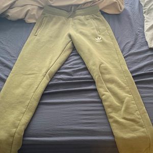 Sweat pants with zipper pockets